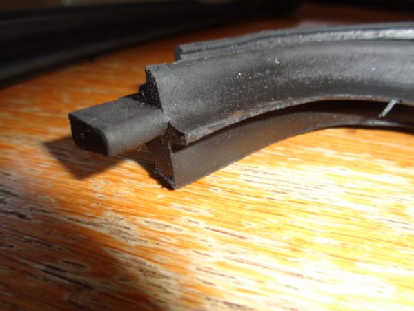 Deurrubber links BMW 02 voor 1502 - 2002 turbo, ook touring - Afbeelding 2