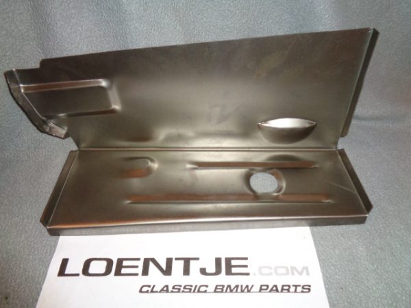 BMW e30 type 1 reparatiepaneel rechts achter in de koffer (plek waarbij zes cilinders de accu staat)