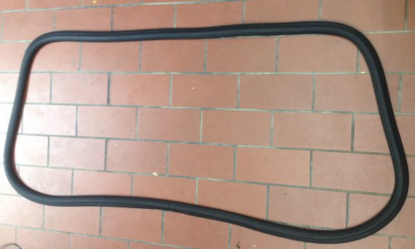 achterruitrubber BMW e9 2.5cs – 3.0CSL en 2000cs - Afbeelding 2