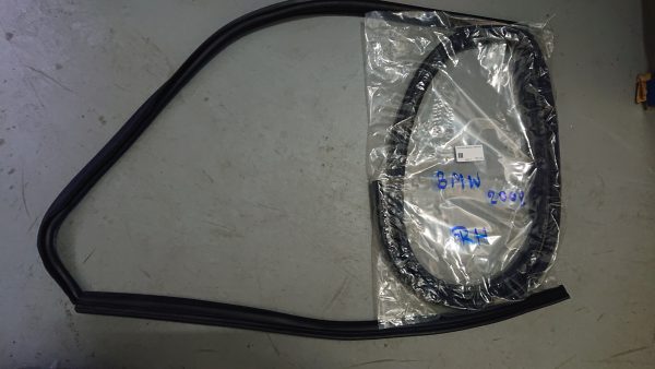 Nieuw rubber uitzetraam rechts BMW 02 sedan