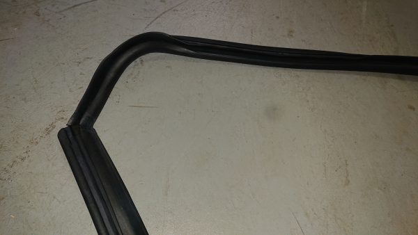 Nieuw rubber uitzetraam rechts BMW 02 sedan - Afbeelding 2