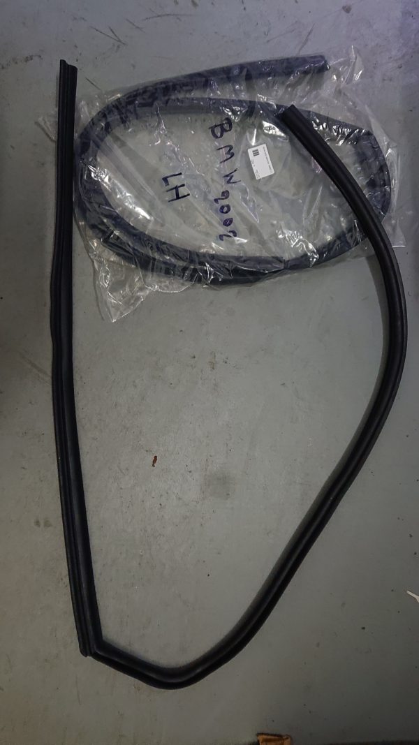 Nieuw rubber uitzetraam links BMW 02 sedan