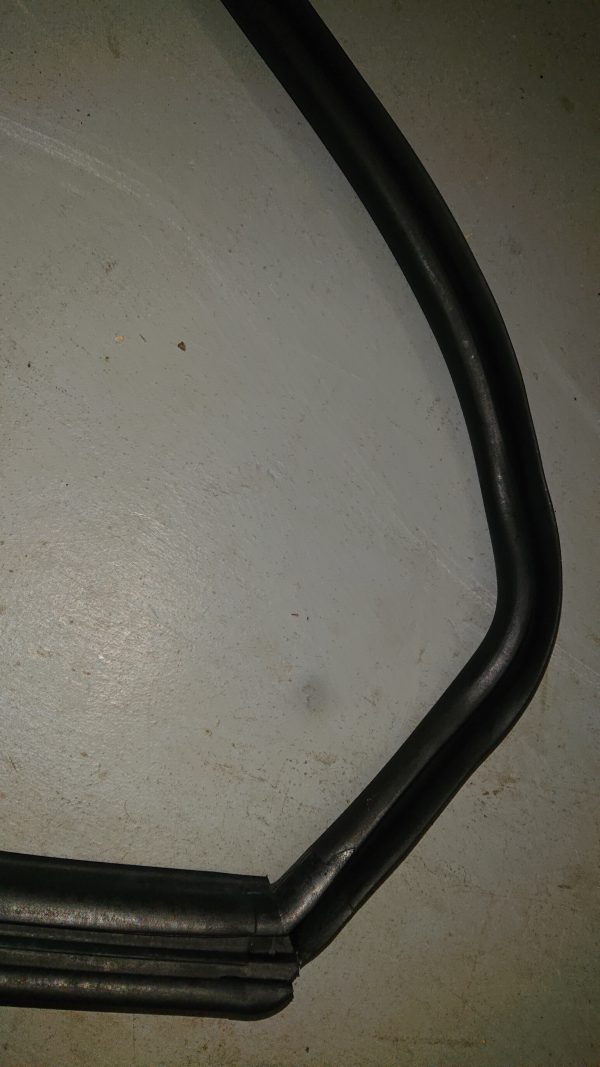 Nieuw rubber uitzetraam links BMW 02 sedan - Afbeelding 2