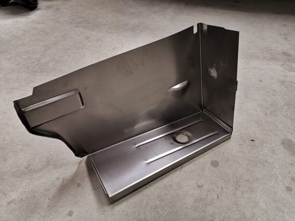 BMW e30 type 2 reparatiepaneel volledig rechts achter in de koffer (plek waarbij zes cilinders de accu staat) - Afbeelding 4