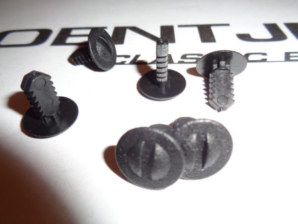 Plastic schroef voor schopplaat BMW E30