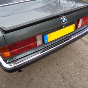 Nieuwe Bumperhoek chroom links achter BMW e30, bestuurderszijde