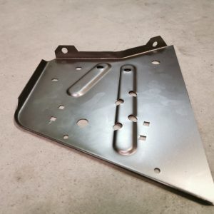 BMW e30 reparatiedeel linker hoek voor in de motorruimte 1987 – 1994