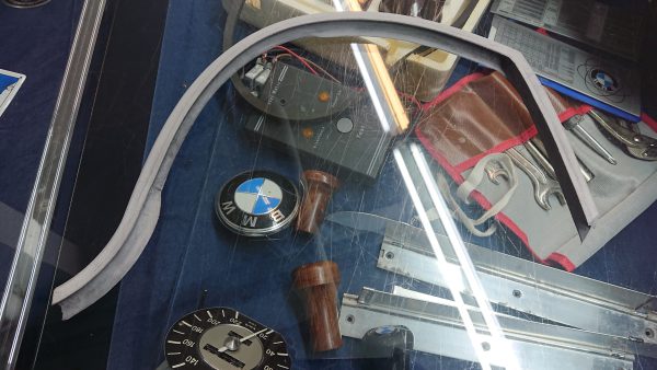 Deurrubber links gelijmd aan de binnenkant van de deur