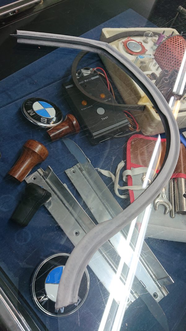 Deurrubber links gelijmd aan de binnenkant van de deur - Afbeelding 3