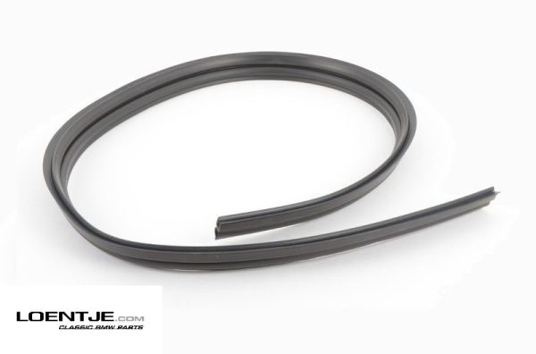 Rubber onder de motorkap