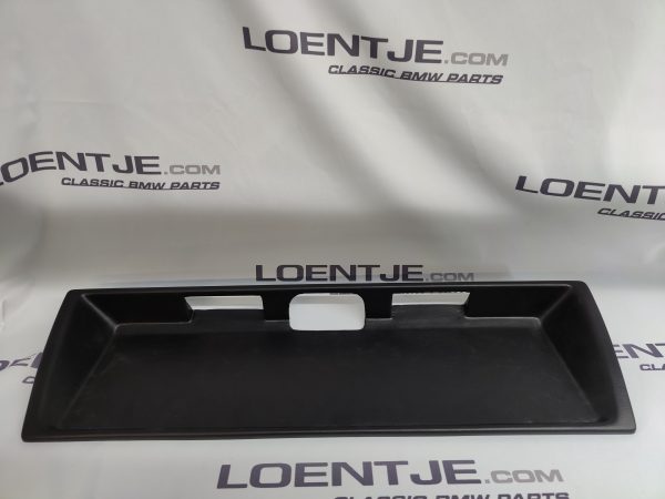 Plaat tussen de achterlichten BMW e30 type 2